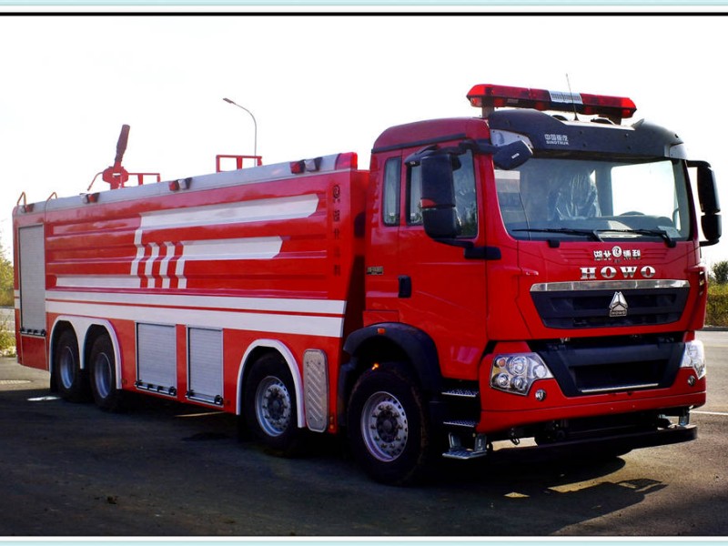 重汽豪沃    24噸    泡沫消防車(chē)